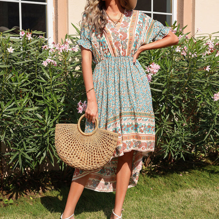 "Elegant damklänning i bomull med färgtryck, oregelbunden design och distinkt stil i vinröd, blå, grön och aprikos."