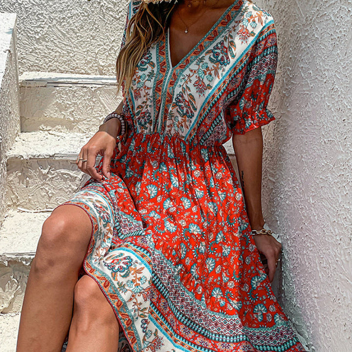 "Elegant damklänning i bomull med färgtryck, oregelbunden design och distinkt stil i vinröd, blå, grön och aprikos."