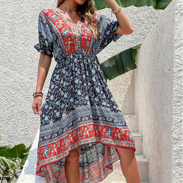 "Elegant damklänning i bomull med färgtryck, oregelbunden design och distinkt stil i vinröd, blå, grön och aprikos."