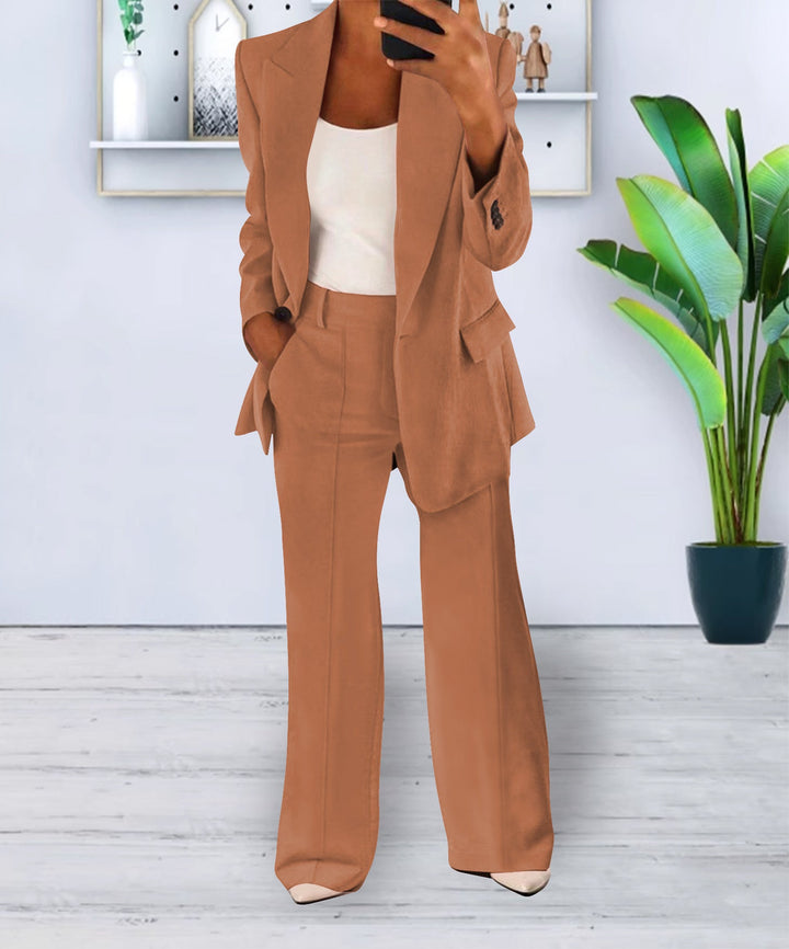 "Elegant damkostymset med figursydd kavaj och vida byxor för en modern och formell look."