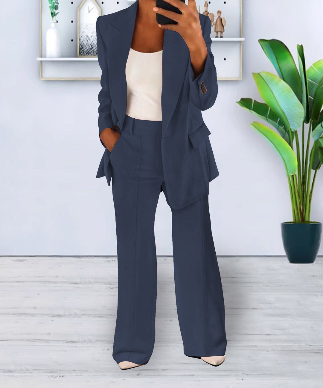 "Elegant damkostymset med figursydd kavaj och vida byxor för en modern och formell look."