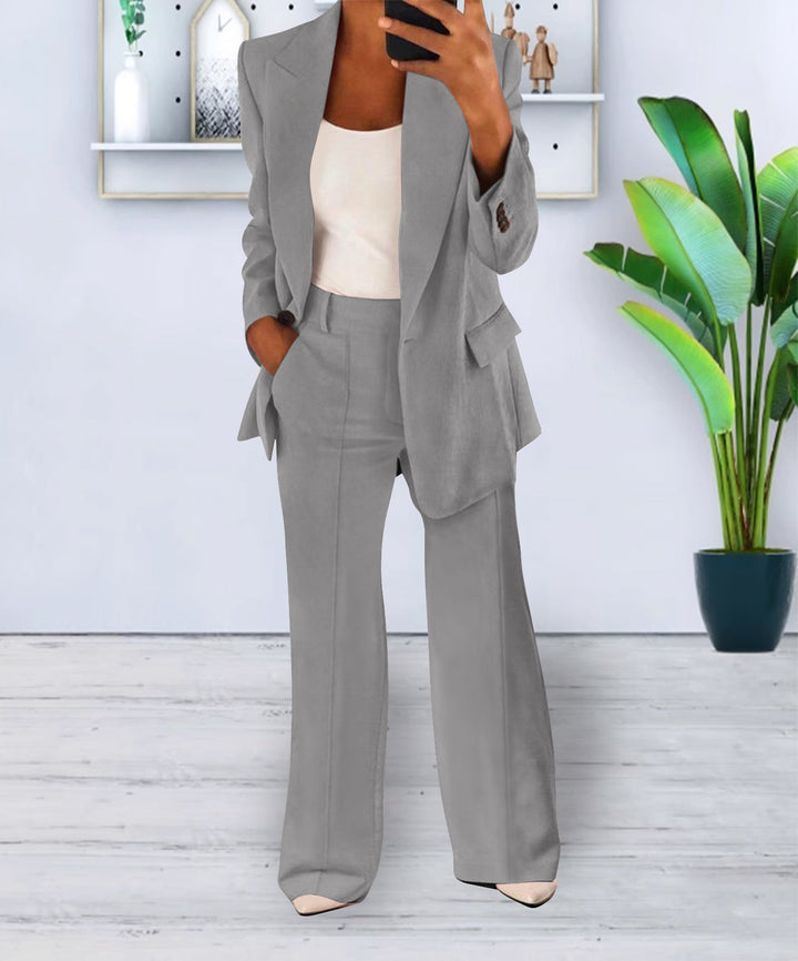 "Elegant damkostymset med figursydd kavaj och vida byxor för en modern och formell look."