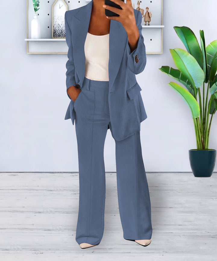 "Elegant damkostymset med figursydd kavaj och vida byxor för en modern och formell look."