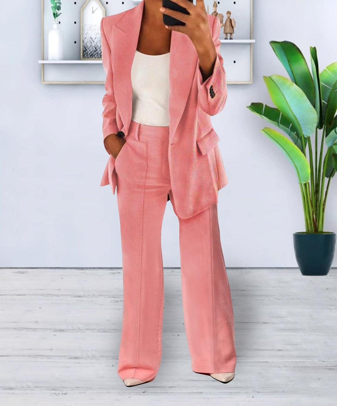 "Elegant damkostymset med figursydd kavaj och vida byxor för en modern och formell look."