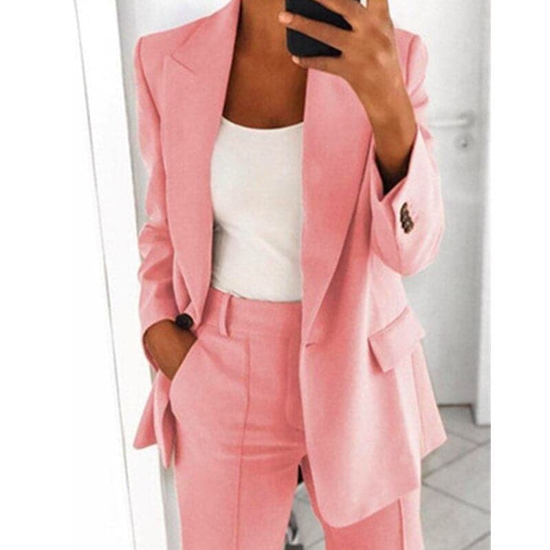 "Elegant damkostymset med figursydd kavaj och vida byxor för en modern och formell look."