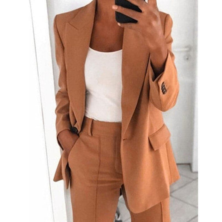 "Elegant damkostymset med figursydd kavaj och vida byxor för en modern och formell look."