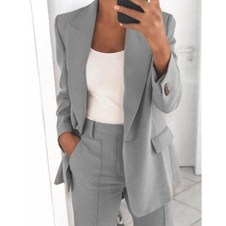 "Elegant damkostymset med figursydd kavaj och vida byxor för en modern och formell look."