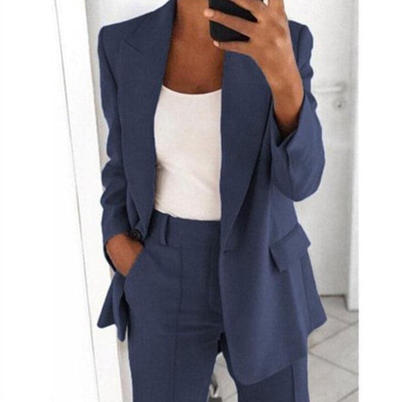 "Elegant damkostymset med figursydd kavaj och vida byxor för en modern och formell look."