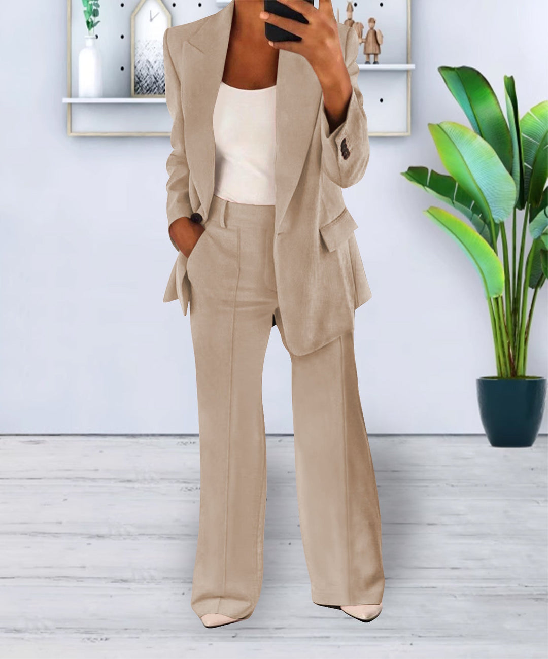 "Elegant damkostymset med figursydd kavaj och vida byxor för en modern och formell look."