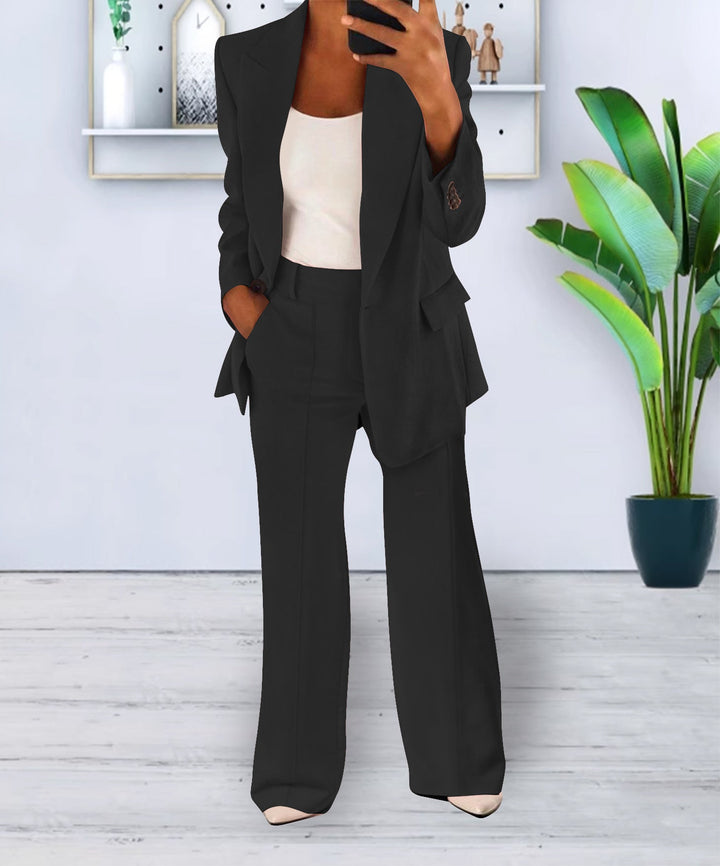 "Elegant damkostymset med figursydd kavaj och vida byxor för en modern och formell look."