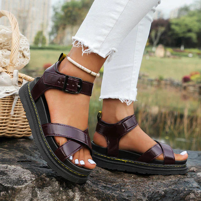 "Elegant damläder sandal i sidovy, tillgänglig i flera färger, idealisk för både vardags- och festbruk."