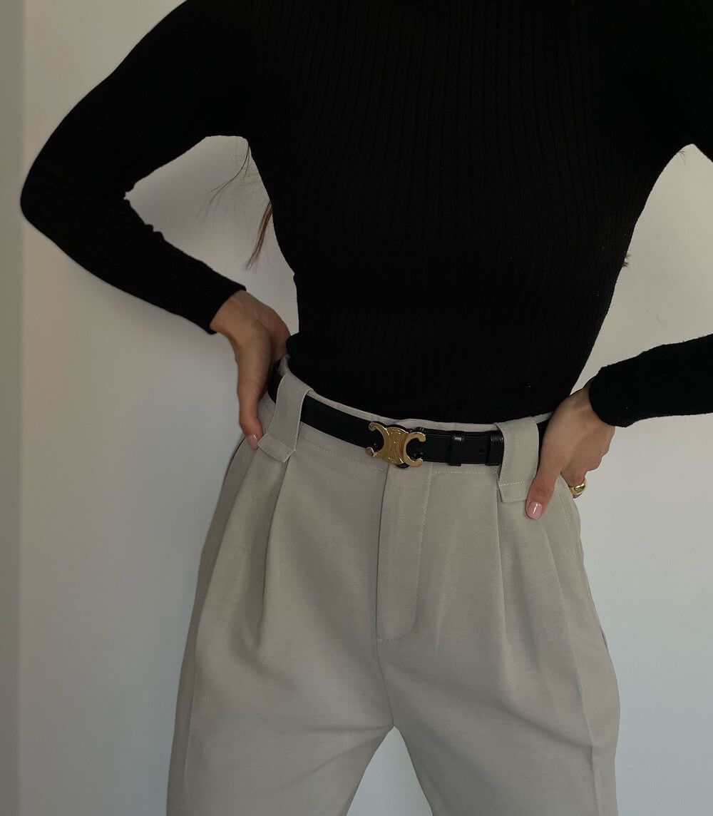 "Elegant damläderbälte med guldfärgat spänne, perfekt som lyxigt modernt tillbehör. Mjukt brunt läder för alla tillfällen."