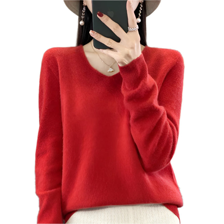 Elegant damtröja i ullstil med v-ringning, perfekt för höstens lager-på-lager styling.