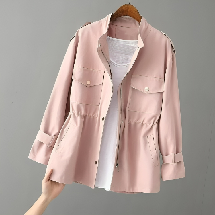 "Elegant damtrenchcoat i beige, hållbart tyg, midjebälte, klassisk stil och modern funktionalitet för alla säsonger."