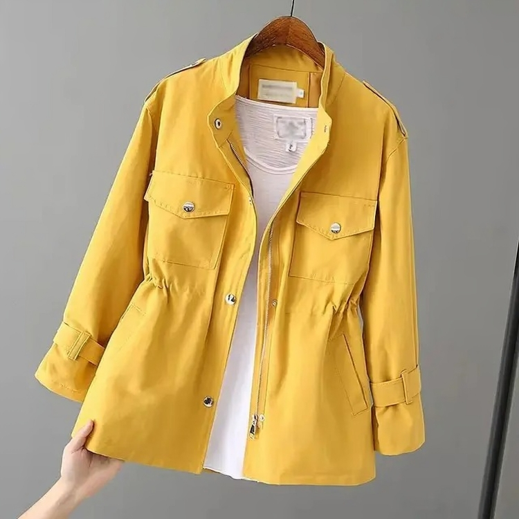 "Elegant damtrenchcoat i beige, hållbart tyg, midjebälte, klassisk stil och modern funktionalitet för alla säsonger."