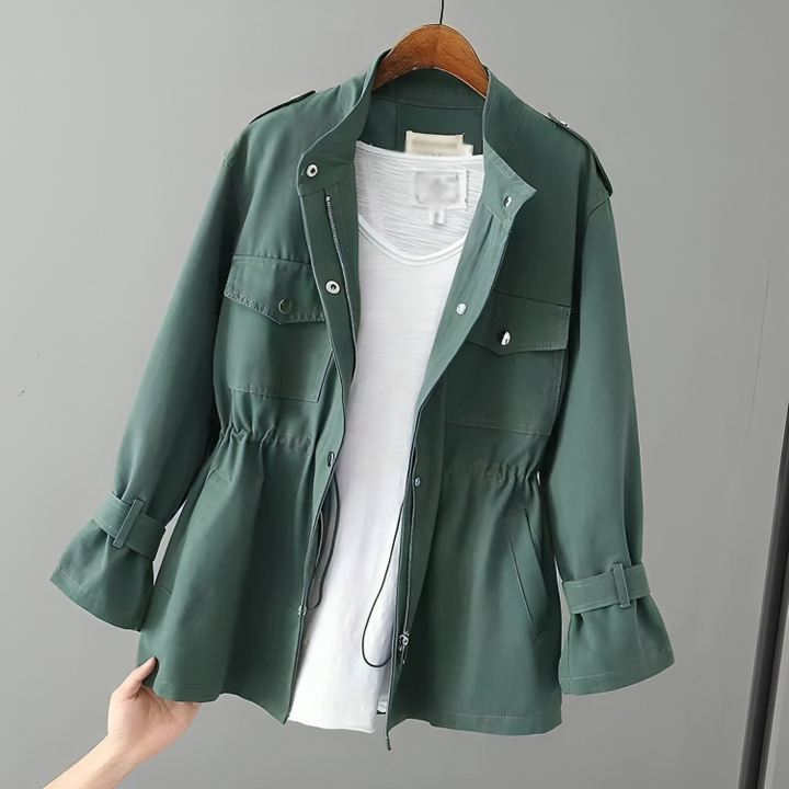 "Elegant damtrenchcoat i beige, hållbart tyg, midjebälte, klassisk stil och modern funktionalitet för alla säsonger."