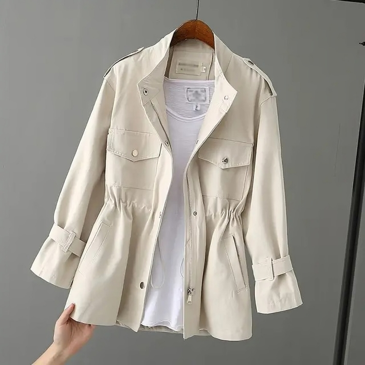 "Elegant damtrenchcoat i beige, hållbart tyg, midjebälte, klassisk stil och modern funktionalitet för alla säsonger."