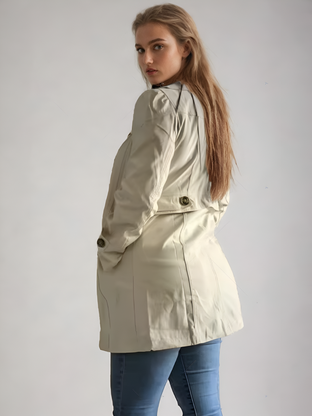 "Elegant damtrenchcoat i midi-längd med knappar, perfekt för höst/vinter. Visad i svart, långärmad, casual stil."