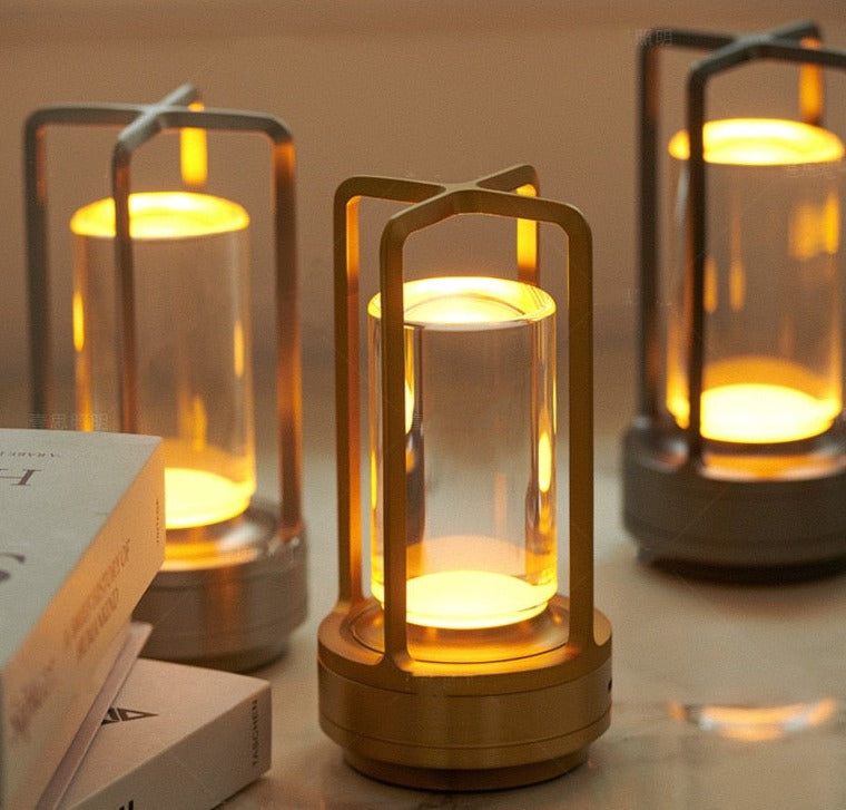 "Elegant dimbar skrivbordslampa i slimmad design med modern finish, tillgänglig i guld, silver och svart."