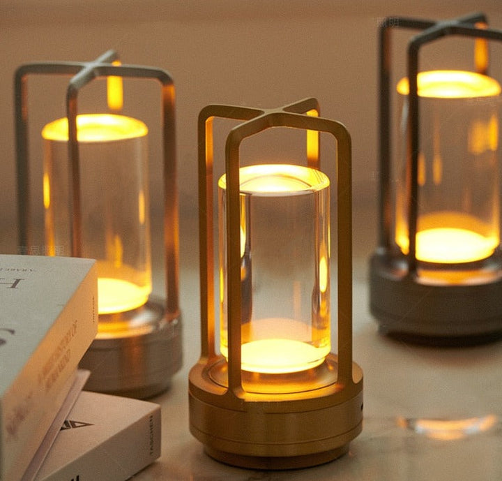 "Elegant dimbar skrivbordslampa i slimmad design med modern finish, tillgänglig i guld, silver och svart."