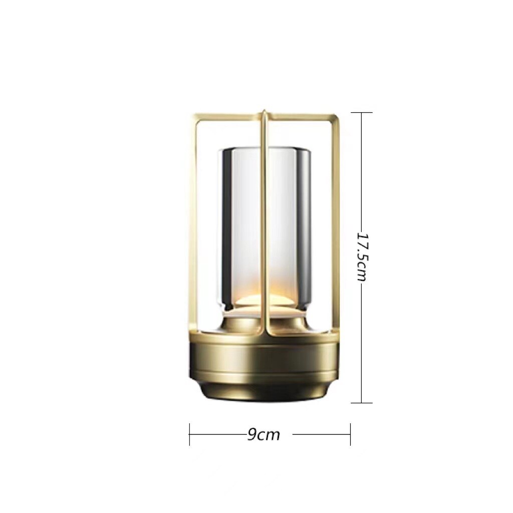 "Elegant dimbar skrivbordslampa i slimmad design med modern finish, tillgänglig i guld, silver och svart."