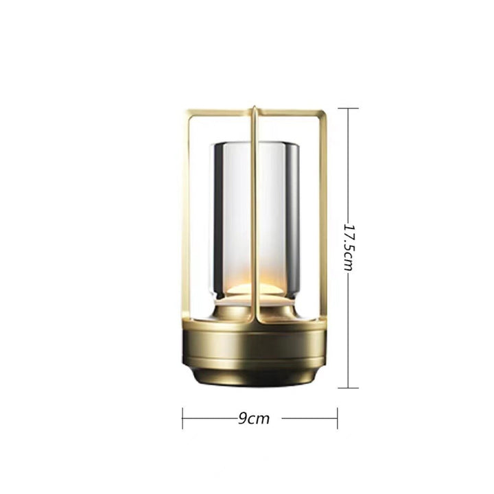 "Elegant dimbar skrivbordslampa i slimmad design med modern finish, tillgänglig i guld, silver och svart."