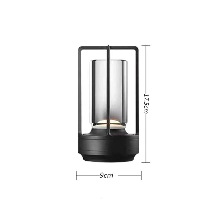 "Elegant dimbar skrivbordslampa i slimmad design med modern finish, tillgänglig i guld, silver och svart."