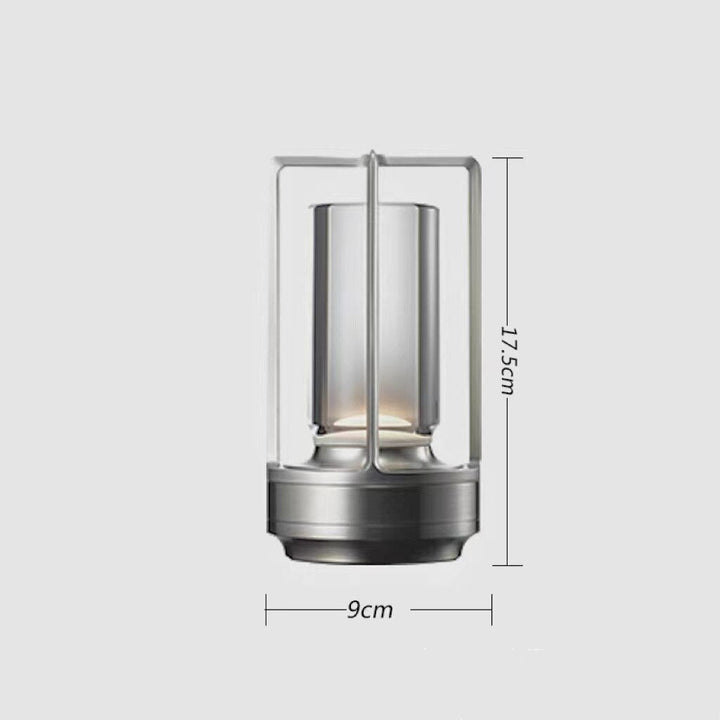 "Elegant dimbar skrivbordslampa i slimmad design med modern finish, tillgänglig i guld, silver och svart."