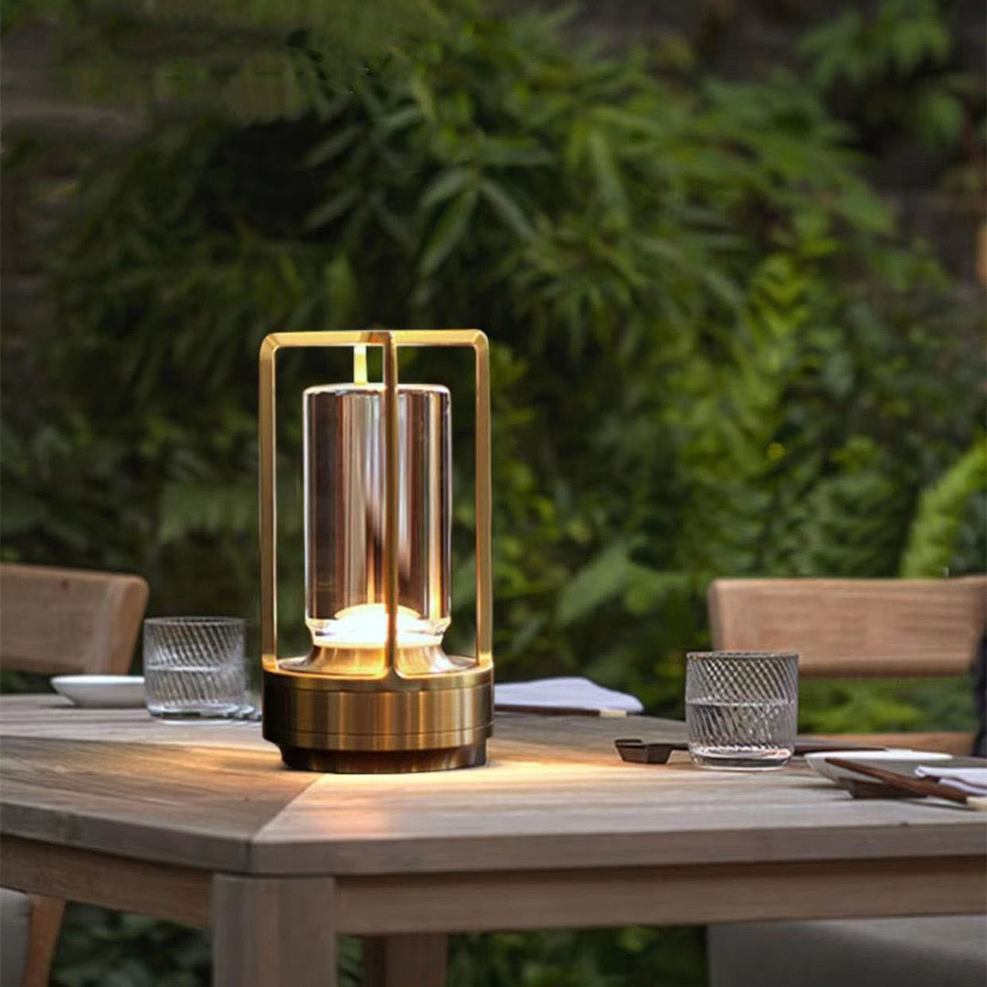 "Elegant dimbar skrivbordslampa i slimmad design med modern finish, tillgänglig i guld, silver och svart."