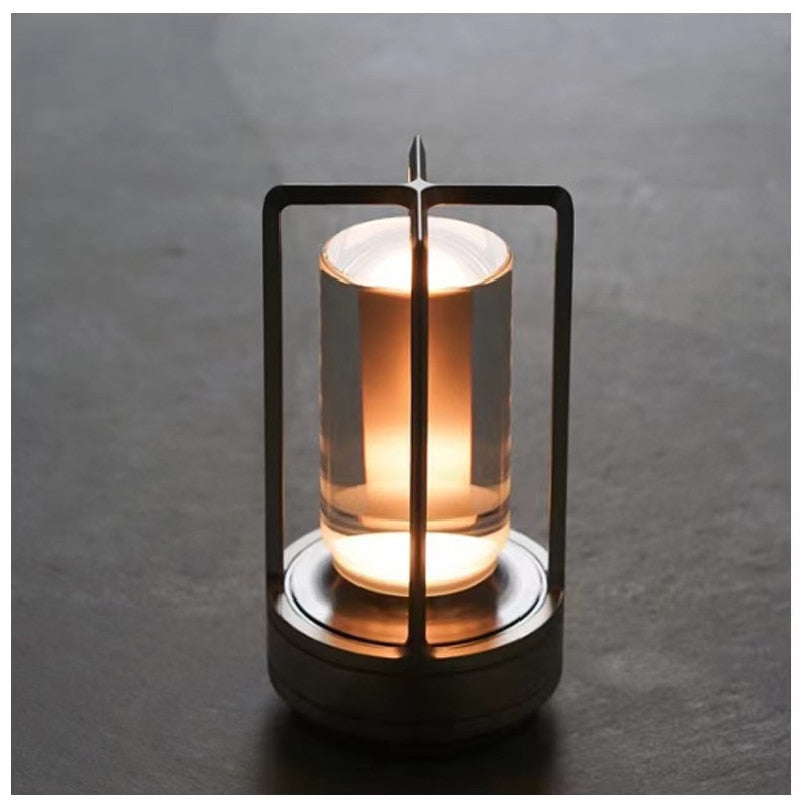 "Elegant dimbar skrivbordslampa i slimmad design med modern finish, tillgänglig i guld, silver och svart."