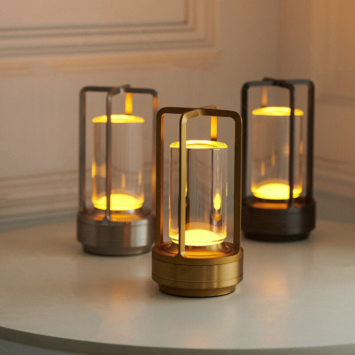 "Elegant dimbar skrivbordslampa i slimmad design med modern finish, tillgänglig i guld, silver och svart."