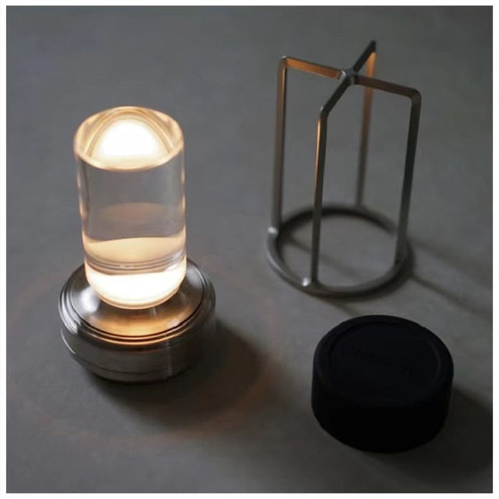 "Elegant dimbar skrivbordslampa i slimmad design med modern finish, tillgänglig i guld, silver och svart."