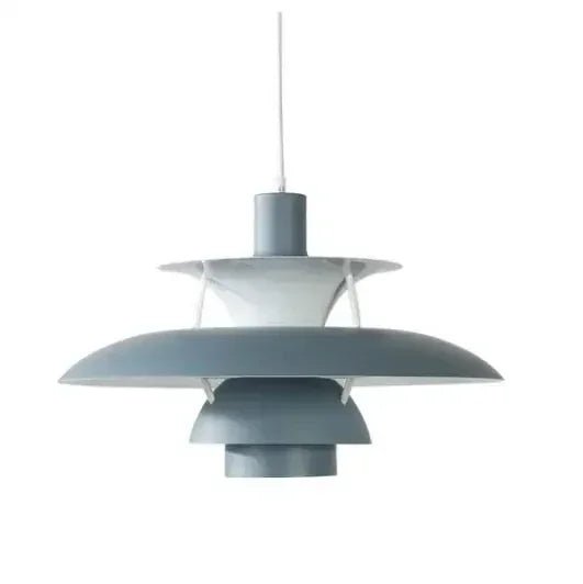 "Elegant, dimbar taklampa i metall med modern design, idealisk för hemmet. Perfekt för vardagsrum och sovrum."