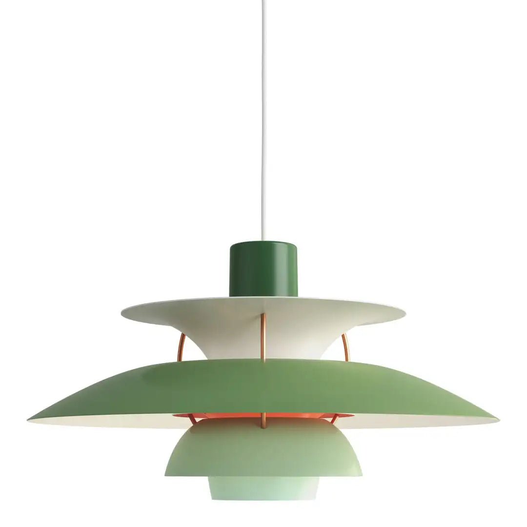 "Elegant, dimbar taklampa i metall med modern design, idealisk för hemmet. Perfekt för vardagsrum och sovrum."