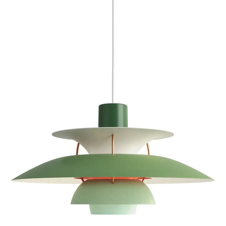 "Elegant, dimbar taklampa i metall med modern design, idealisk för hemmet. Perfekt för vardagsrum och sovrum."