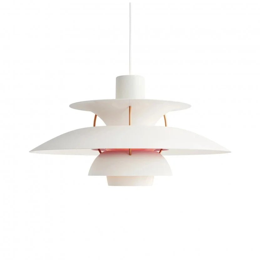 "Elegant, dimbar taklampa i metall med modern design, idealisk för hemmet. Perfekt för vardagsrum och sovrum."