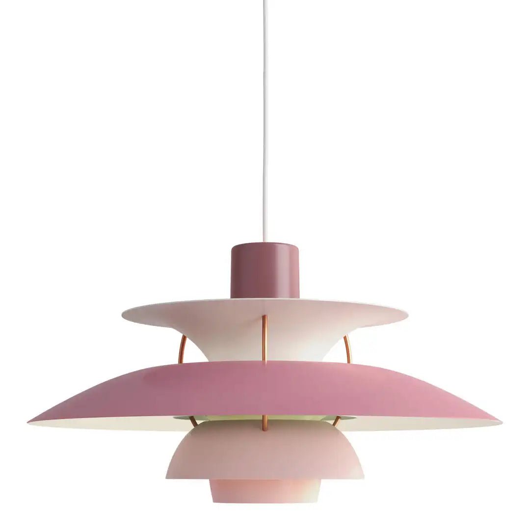 "Elegant, dimbar taklampa i metall med modern design, idealisk för hemmet. Perfekt för vardagsrum och sovrum."