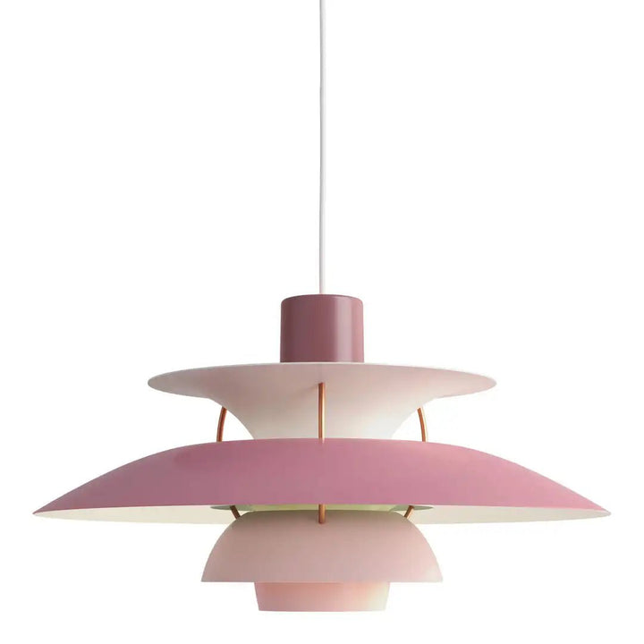 "Elegant, dimbar taklampa i metall med modern design, idealisk för hemmet. Perfekt för vardagsrum och sovrum."