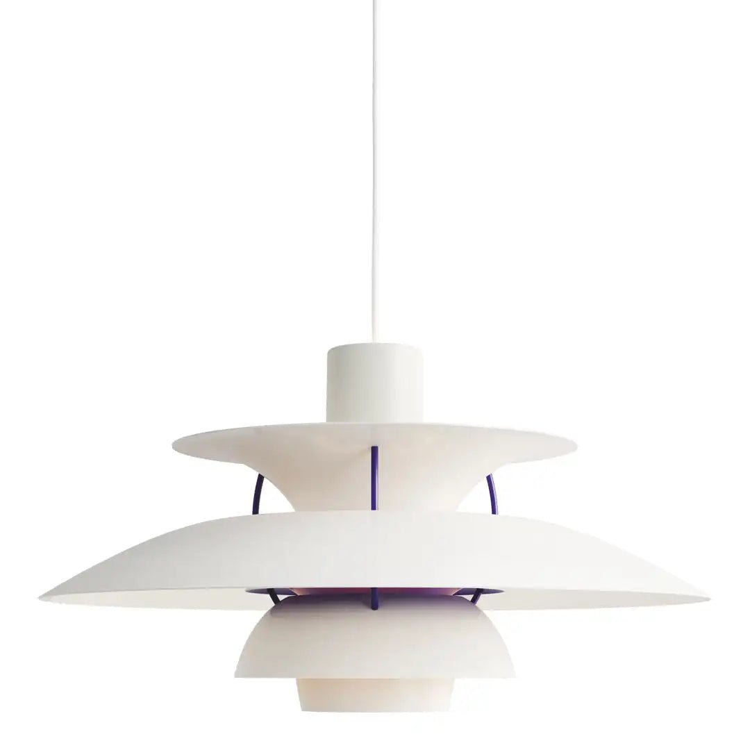 "Elegant, dimbar taklampa i metall med modern design, idealisk för hemmet. Perfekt för vardagsrum och sovrum."