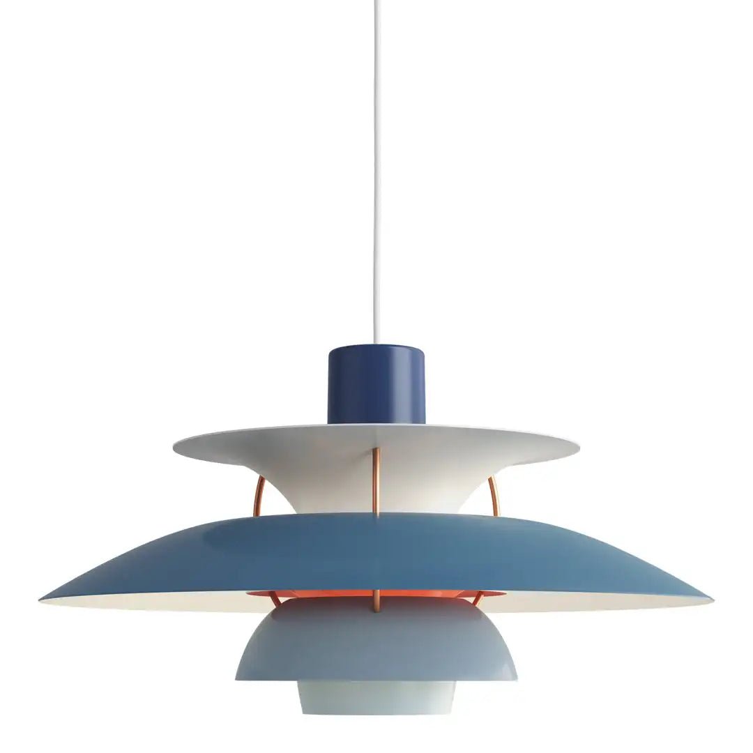 "Elegant, dimbar taklampa i metall med modern design, idealisk för hemmet. Perfekt för vardagsrum och sovrum."