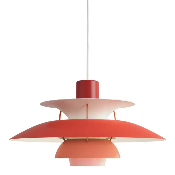"Elegant, dimbar taklampa i metall med modern design, idealisk för hemmet. Perfekt för vardagsrum och sovrum."
