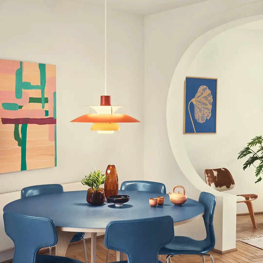 "Elegant, dimbar taklampa i metall med modern design, idealisk för hemmet. Perfekt för vardagsrum och sovrum."