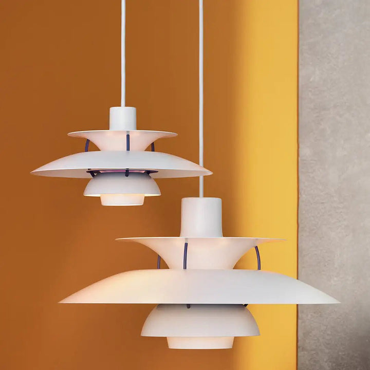 "Elegant, dimbar taklampa i metall med modern design, idealisk för hemmet. Perfekt för vardagsrum och sovrum."