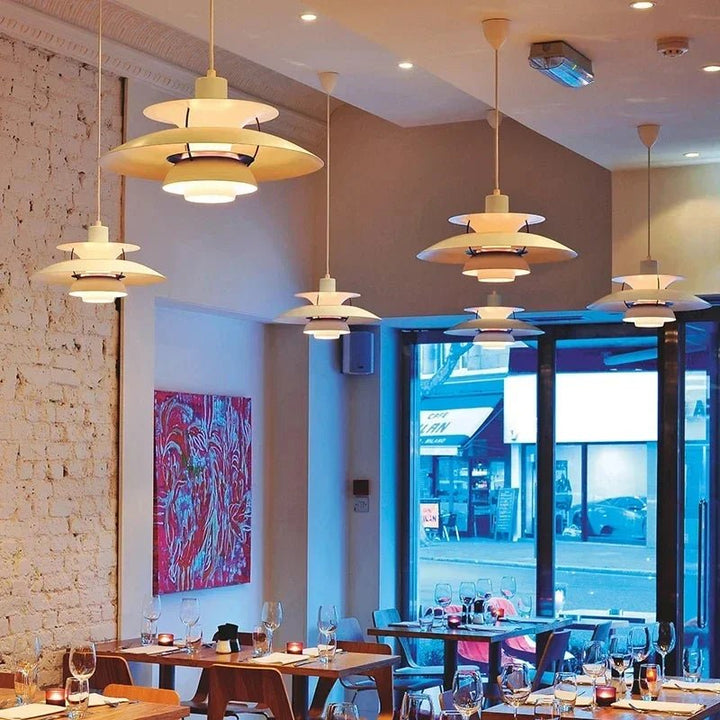 "Elegant, dimbar taklampa i metall med modern design, idealisk för hemmet. Perfekt för vardagsrum och sovrum."