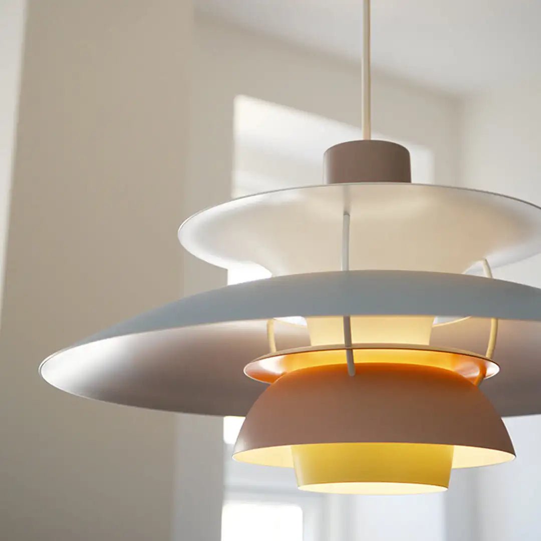 "Elegant, dimbar taklampa i metall med modern design, idealisk för hemmet. Perfekt för vardagsrum och sovrum."