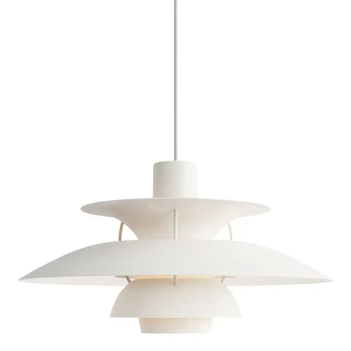 "Elegant, dimbar taklampa i metall med modern design, idealisk för hemmet. Perfekt för vardagsrum och sovrum."