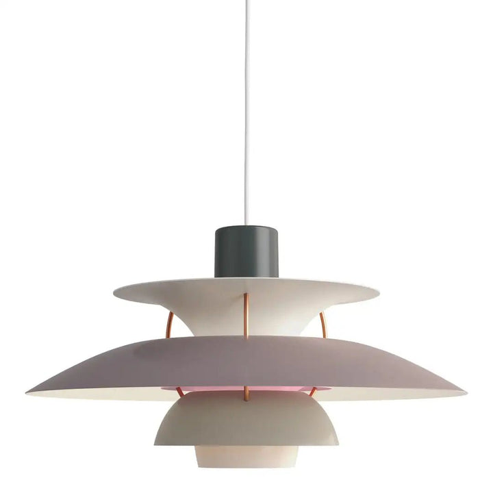 "Elegant, dimbar taklampa i metall med modern design, idealisk för hemmet. Perfekt för vardagsrum och sovrum."