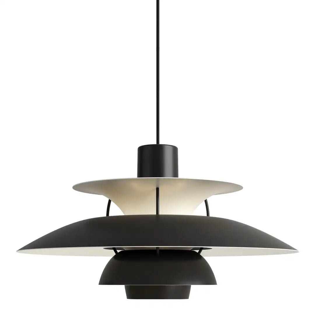 "Elegant, dimbar taklampa i metall med modern design, idealisk för hemmet. Perfekt för vardagsrum och sovrum."