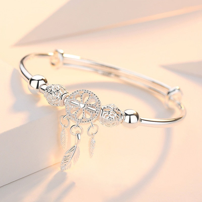 "Elegant drömfångare armband i sterling silver med detaljerade pärlor, sprider positiv energi och förhöjer varje outfit."