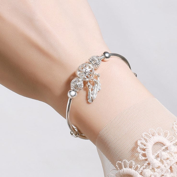 "Elegant drömfångare armband i sterling silver med detaljerade pärlor, sprider positiv energi och förhöjer varje outfit."